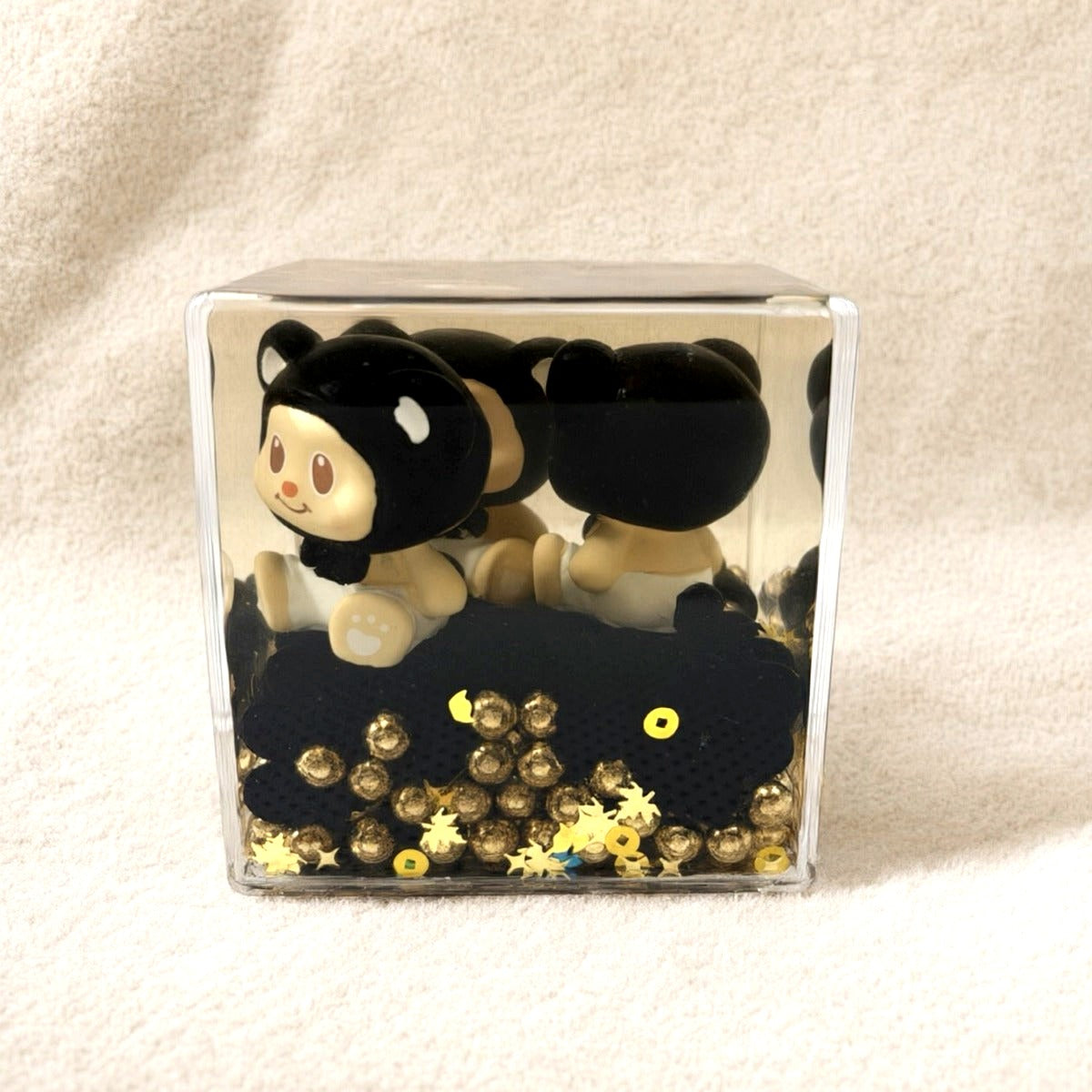 Acrylic liquid wiggler cube with black twin bears - front view