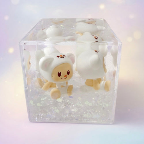 Acrylic liquid wiggler cube with white twin bears - front view